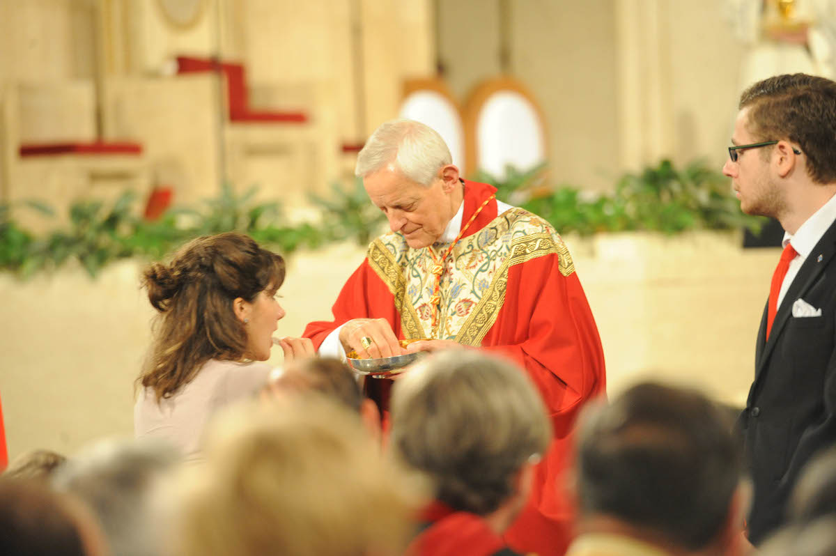 Cardinal Wuerl imparting Communion